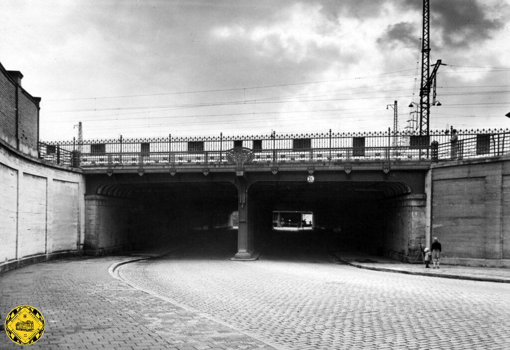 Der Vollständigkeit halber noch die anderen benachbarten Eisenbahnunterführungen: die Tumblingerstraße hat seit 1903/1904 eine Unterführung mit ähnlich schöne Verzierungen am Geländer.