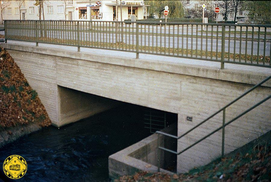 Beim Bau der U-Bahn in der Ungerestraße in den Jahren ab 1965 wurde diese Brücke natürlich neu gebaut, unser Bild ist vom Oktober 1971, dem Tag der Eröffnung der U-Bahn in München.