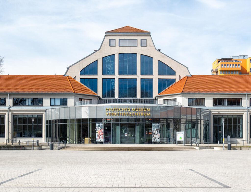 Heute ist hier das Verkehrszentrum des Deutschen Museums, - fast unverändert.