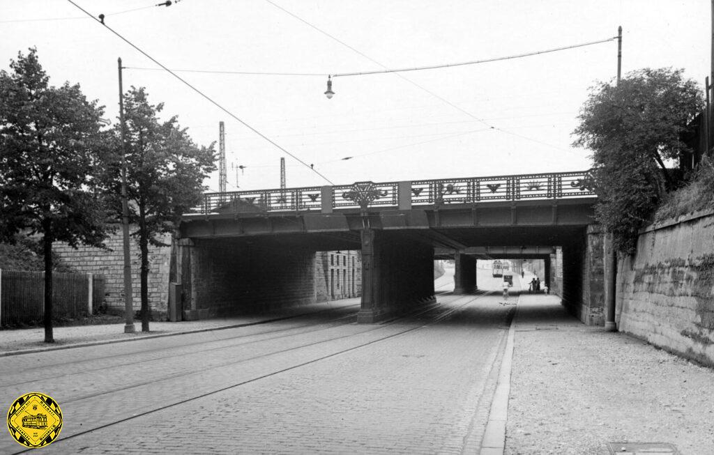 Auf dem Weg weiter zum Ostbahnhof hat die Westendstraße seit 1903 mit dieser Bahnstrecke eine Unterführung.