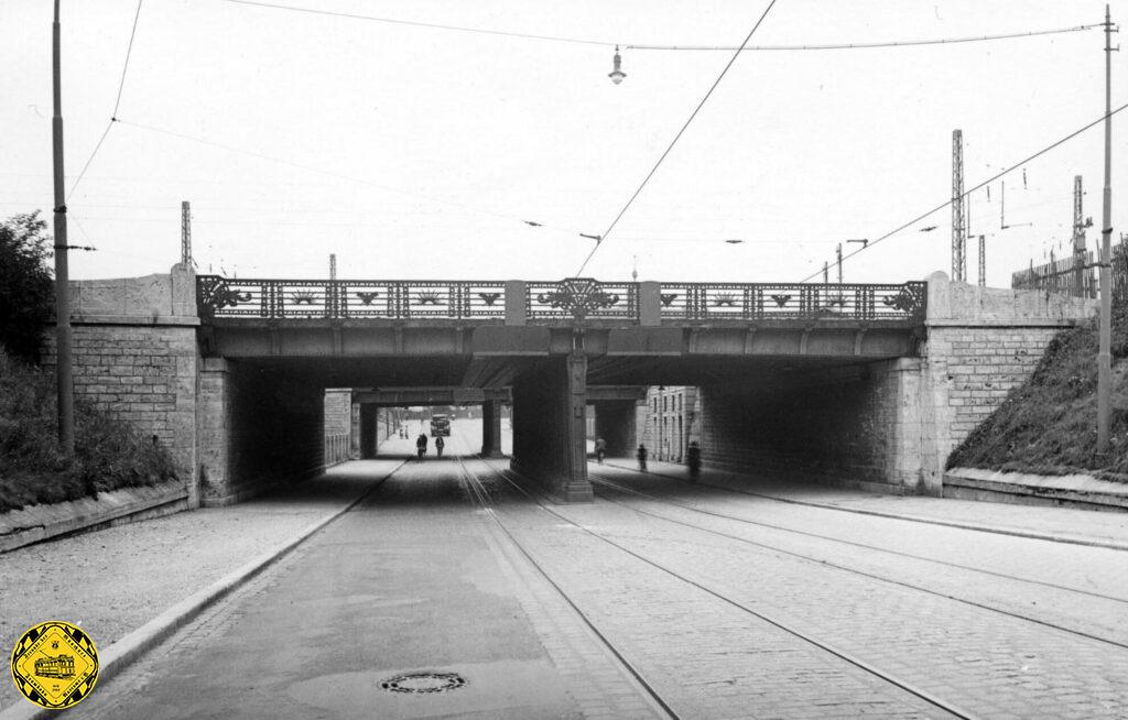 Der Bahn-Brücken-Fotograf hat auch hier sich 1940 mal beide Seiten der Westendstraße vorgenommen.