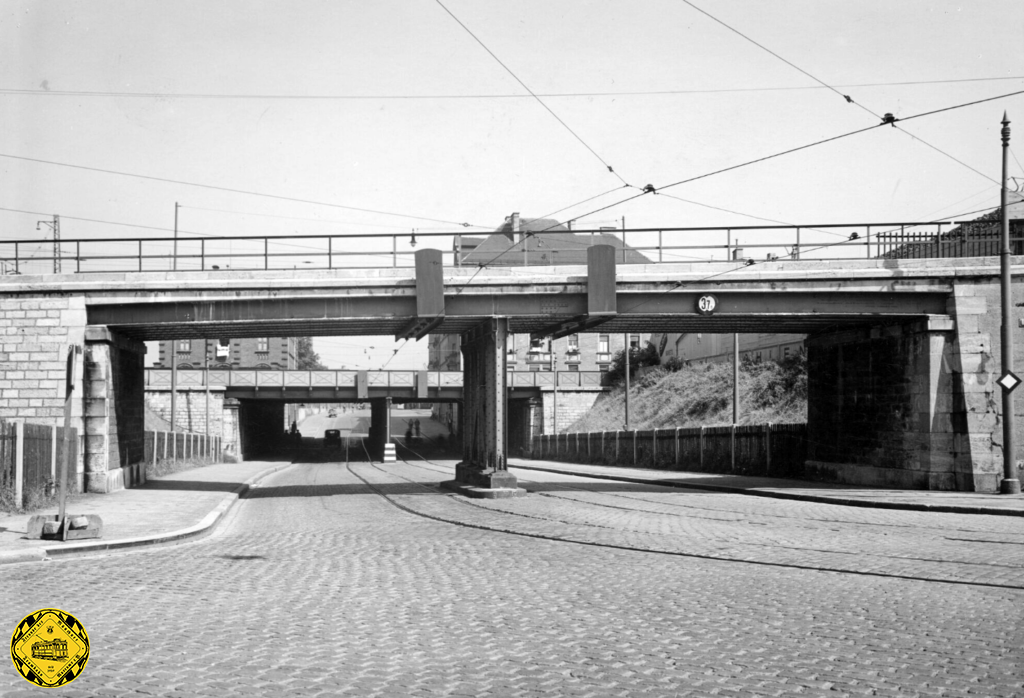 Brücke über die Thalkirchnerstraße wurde erst 1893 gebaut an der Stelle des Bahnübergangs, hinten Staatsbahn, vorne die neue Zufahrt zur Großmarkthalle Baujahr 1930.