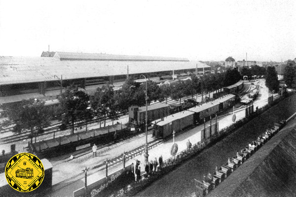 Der Ausstellungsbahnhof wurde nach der Ausstellung nicht weiter abgebaut und blieb erhalten. In den Kriegsjahren 1944 und 1945 wurde hier ein Anschluss an das Netz der schmalspurigen Schuttbahn geschaffen, um Waren von den Güterwagen auf der Vollbahnstrecke umladen zu können.