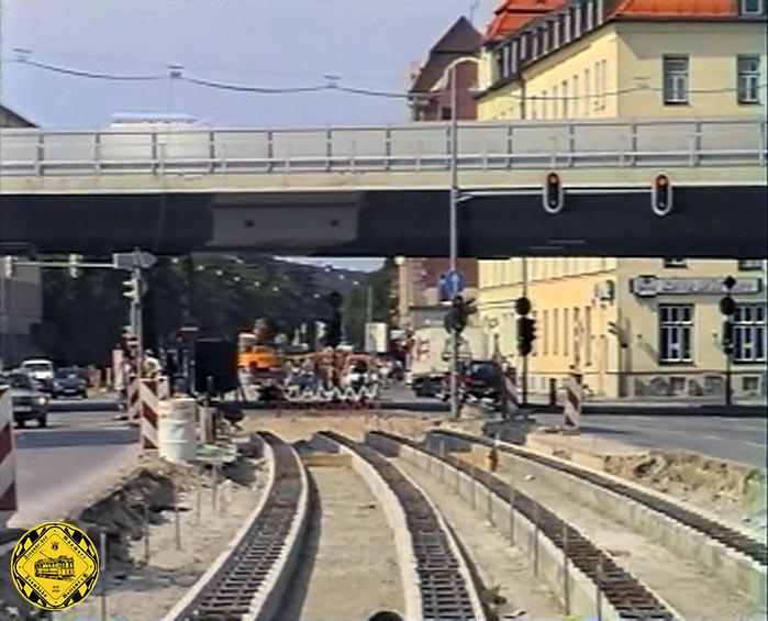 Die Baustelle im September 1995 zeigt schon die zu betonierenden Fundamente der neuen Trambahnstrecke.