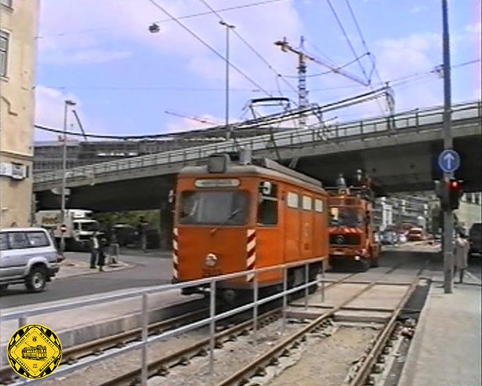 Im Mai 1996 erfolgt dann die Abnahmefahrt mit dem Schienenschleifwagen 2903 vorweg und den Zweiweg-Turmwagen mit der Abnahmekommission auf der Hebebühne unter der Unterführung des Mittleren Rings hier an der Arnulfstraße.