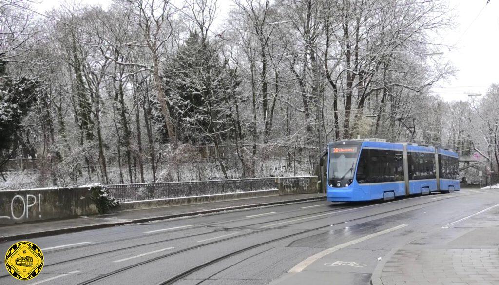 Ein Griff in unser wirklich umfangreiches Trambahn-Bilderarchiv. Über diese Brücken sind wirklich alle Münchner Trambahn-Wagen-Typen schon einmal gefahren. 