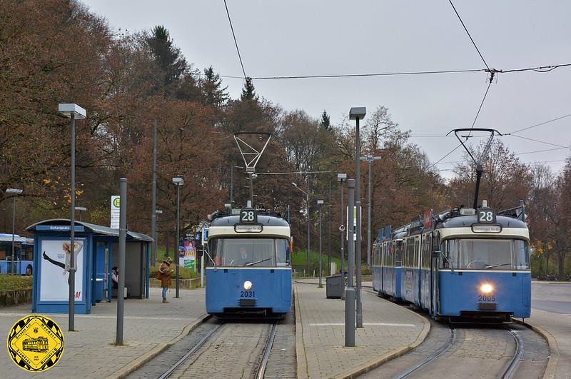 Seltene Begegnung am 25.11.2014 am Scheidplatz: Während der P-Gelenkzug 2031/3037 über das Hauptgleis ausweicht, steht der Zug 2005/3039 zur Unfallaufnahme im Nebengleis