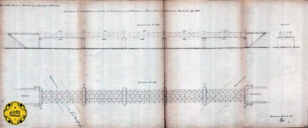Ein seltener Plan der Staatsbahnbrücke über die Pilgersheimerstraße aus dem 19. Jahrhundert. Die zweigleisige Brücke des Südumfahrung Münchens der Staatsbahn war etwas langgezogener, weil auch noch die Kupferhammerstraße überbrückt werden sollte. Eine Trambahnstrecke ist in diesem Plan aus dem November 1897 noch nicht verzeichnet, ob wohl die Verlängerung von der Freibadstraße zum Candidplatz schon in den Köpfen der Planenden war.