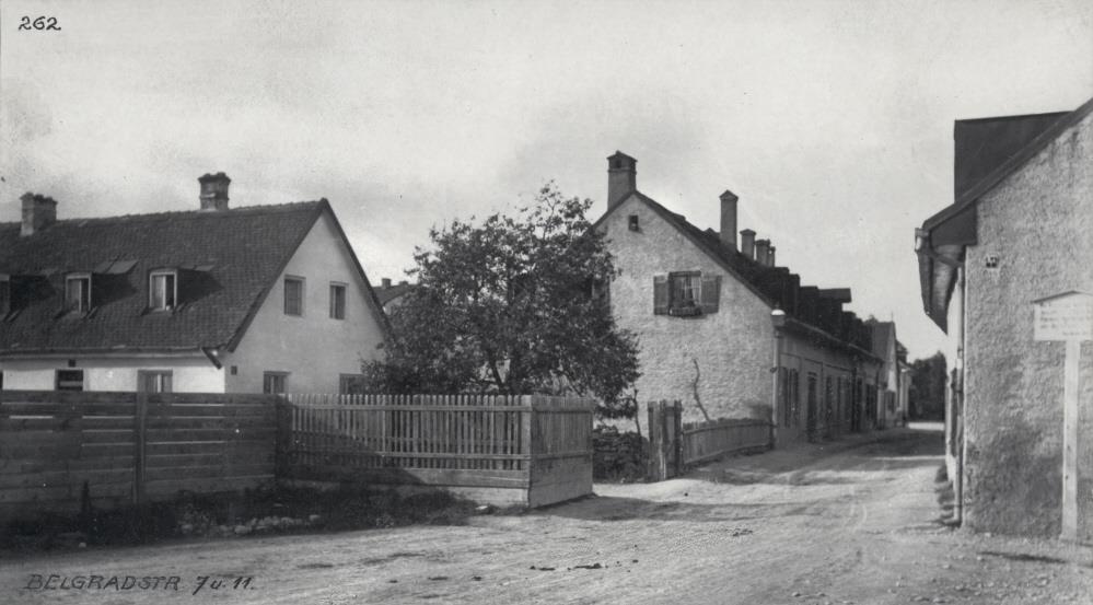 Die Belgradstraße auf der Höhe Hausnummer 7 - 11 im Jahr 1900 und der Vergleich mit heute.

​