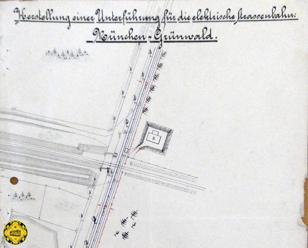 Bei Kilometer 11,639, das ist die Kreuzung der Eisenbahnlinie Großhesselohe nach Deisenhofen mit der Distriktsstraße von München nach Grünwald war 1908 noch ein Bahnübergang. Die Planungen einer Überlandbahn oder Schnellbahn, wie sie oft in den Planungs-Dokumenten dieser Zeit ab 1896 genannt wurde, waren 1908 schon sehr weit fortgeschritten und so plante die Eisenbahndirektion München bei dem beabsichtigten Brückenbau die Trambahn mit ein: Die Straße sollte 8m Breite bekommen, der Pfeiler wurde mit 0,6m kalkuliert und 6m für die Trambahn, beides mit einer lichten Höhe von 4 Metern. Die Bahnstrecke ist hier noch eingleisig eingezeichnet, Grund des Brückenbaus war aber auch deren geplante 2-gleisige Erweiterung.