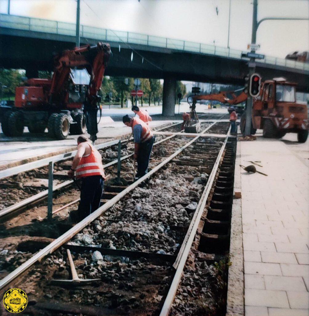 Am 5.Oktober 1987 war an dieser Stelle die Baustelle dann ebenerdig unten bei der Trambahn: Gleis- und Schwellenwechsel auf der Dachauerstraße. Ab und zu findet man in den Bauakten noch Polaroidbilder von solchen Bauarbeiten, ein reiner Zufall.