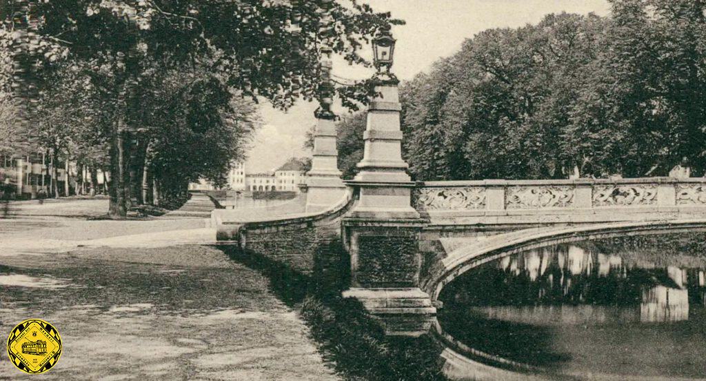 1892 wurde sie nach Plänen des Architekten Friedrich von Thiersch als einbogige Straßenbrücke mit einer Spannweite von 17,30 m und einer Pfeilhöhe von 1,88 m gebaut. Die in Monier-Bauweise ausgeführte Brücke war der erste Eisenbetonbogen Münchens.