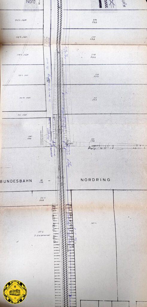 Der Nordschluss der Eisenbahn wurde von der königlich Bayerischen Staatsbahn am Am 5. Juni 1909 eröffnet. Er schloss verschiedenen ein paar Jahre zuvor gebaute Lokalbahnstrecken zusammen, teilweise nur Güterlinien. Diese Bahnstrecke durchschnitt Milbertshofen, das zu dieser Zeit noch durch seine große Radrennbahn bekannt war und von dem Tram-Car-Unternehmer Petuel bedient wurde. Wir sehen die Schleissheimerstraße im Jahr 1906, als die Bahn noch hinter Milbertshofen nur zum Schwabinger Güter-Bahnhof führte bevor 1909 der Nordring nach Johanneskirchen mit einer Isarbrücke durchgezogen wurde.