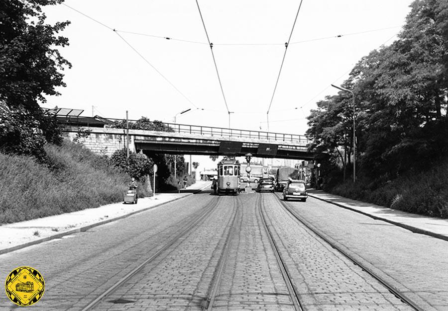Auch Altwagen waren hier unterwegs: der Triebwagen D6-Tw 524  in der Unterführung Lagerhausstraße auswärts zum Isartalbahnhof im Juli 1965