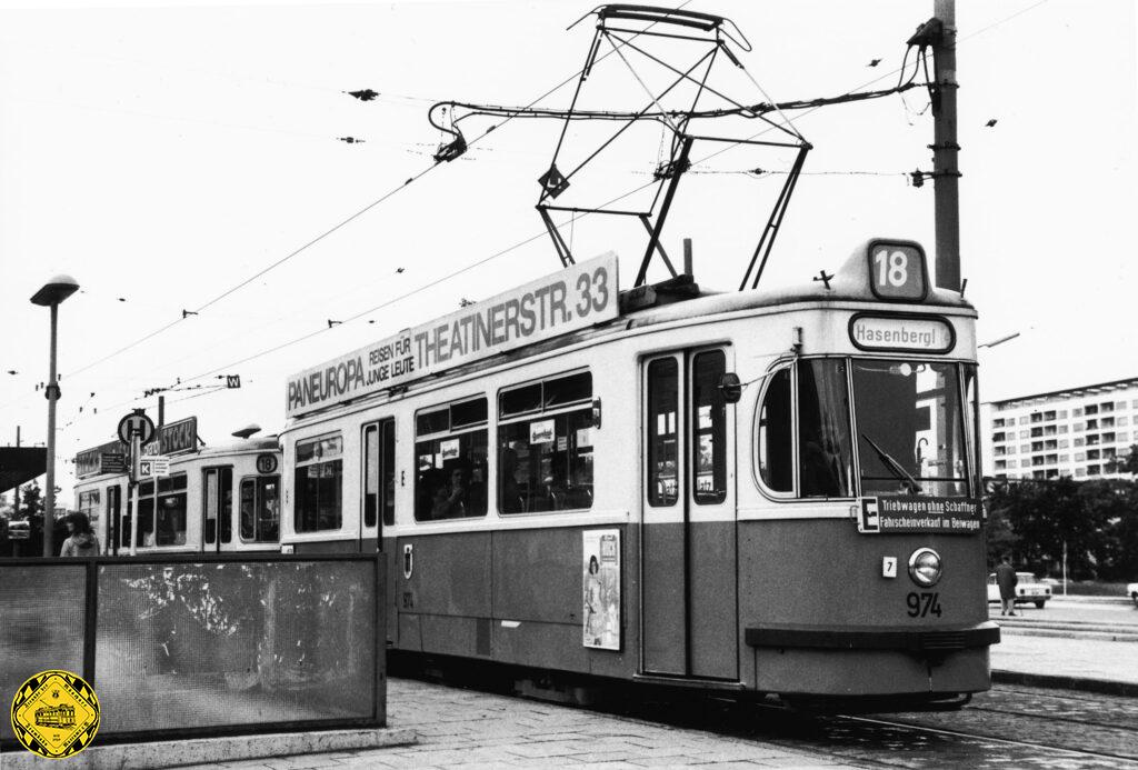Der M4-Tw 974 + m4-Bw 1780 der Linie 18 steht am Ratzingerplatz einwärts am 2.6.1971 zur Fahrt zum Hasenbergl über den Scheidplatz.