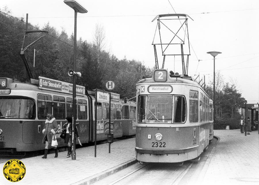 P3-Tw 2031 auf der Linie 8 und M3-Tw 2322 auf der Linie 2 an der neuen Haltestelle Scheidplatz im März 1974