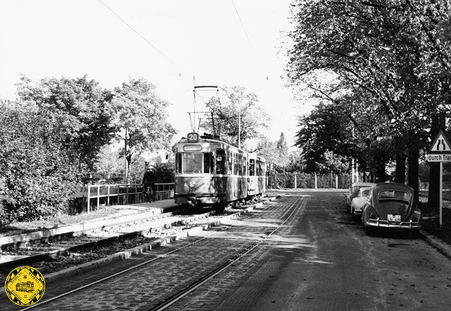 Die Theodorparkstraße dürfte echten Münchnern kein großer Begriff sein, aber am 11.8.1963 fotografierte Peter Wagner hier den M3 Triebwagen 777 stadteinwärts gleich neben der Tivolibrücke.