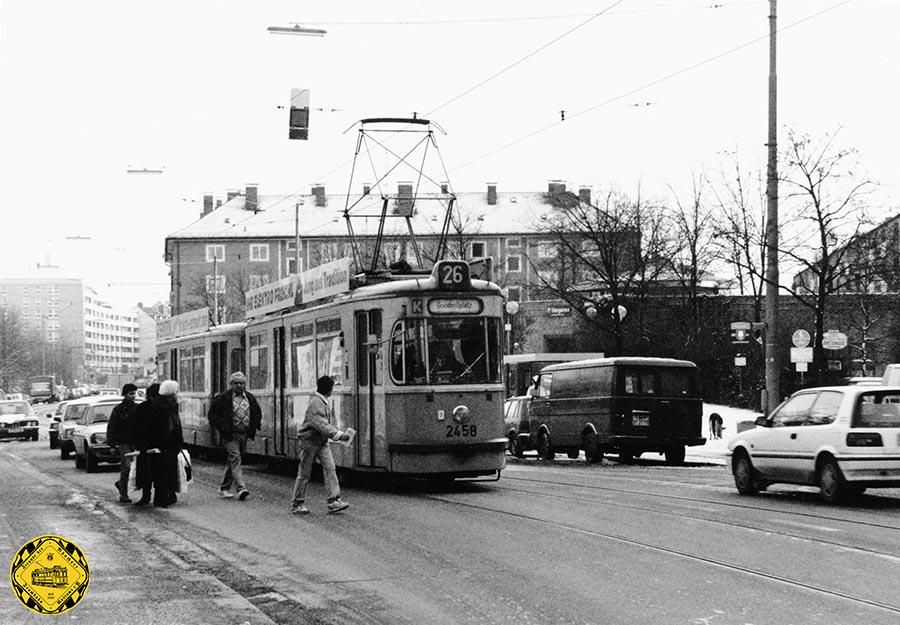 Der Tw 2458 + Bw 3466 im Februar 1991 an der Ganghoferbrücke einwärts