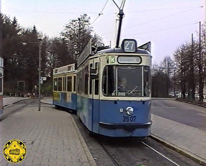 Klaus Werner erwischte in einem Video die Linie 27 mit Tw 2607 am Scheidplatz am 20.11.1996