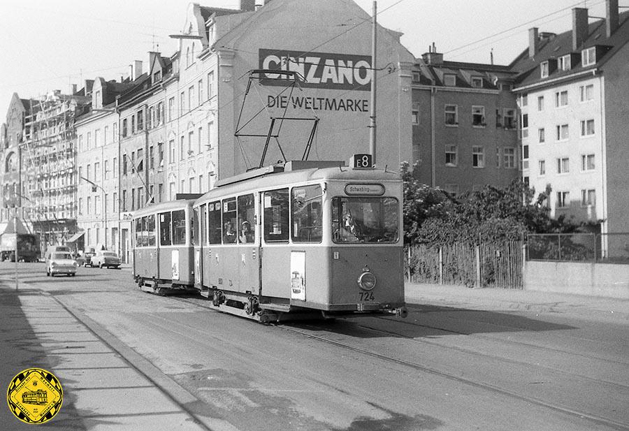 Am 15.06.1970 hat sich der J2-Tw 724 + i2-Bw 1556 auf einem Ersatzkurs der Linie 8 an der Ganghoferbrücke bei einer Umleitungsfahrt zum Scheidplatz blicken lassen.