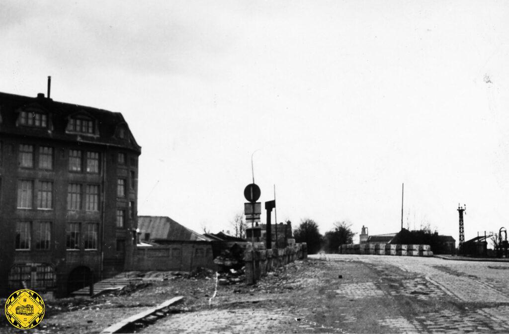 1946 war die Brücke schwer beschädigt. Allerdings wurde hier der Trambahnverkehr von der Barthstraße bis zur Agnes-Bernauer-Straße schon 1940 wegen der Anlegung des neuen Münchner Hauptbahnhofs durch die Nationalsozialisten unterbrochen und die Gleise abgebaut.