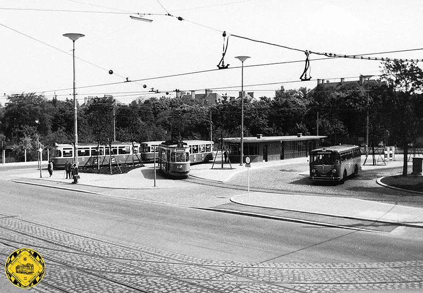 Durch die Weiterführung der Trambahn Richtung Norden zum Harthof und der Eröffnung dieser Strecke am 8.11.1963 über den Oberhofer Platz und Sudetendeutsche Straße und Rathenaustraße erreichte der Scheidplatz seine erste große Ausbaustufe.