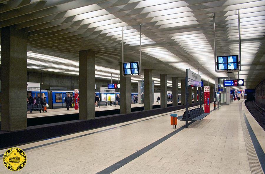 Der viergleisige Kreuzungsbahnhof Scheidplatz im Stadtteil Schwabing-West ist wie die anderen Bahnhöfe der Olympialinie U3 in damals beliebter Sichtbetonoptik ausgeführt. Geplant wurde er vom U-Bahn-Referat, die Sichtbetonreliefs an den Bahnsteigwänden wurden von Waki Zöllner gestaltet