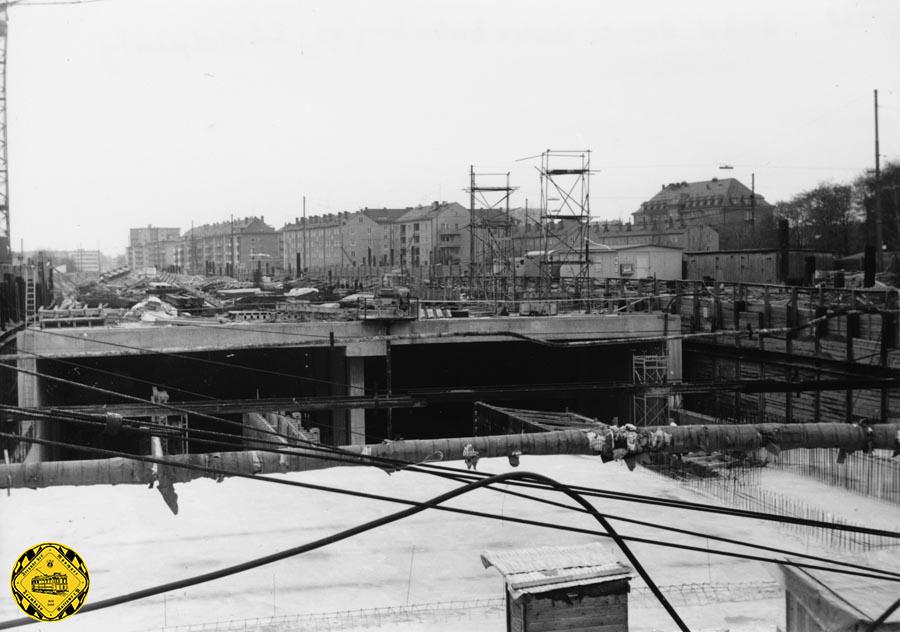 Seit 1968 wird am Scheidplatz die U-Bahnstrecke von der Münchner Freiheit zum Olympiagelände gebaut. München ist 1972 Olympiastadt und so wurde diese Linie nötig.
