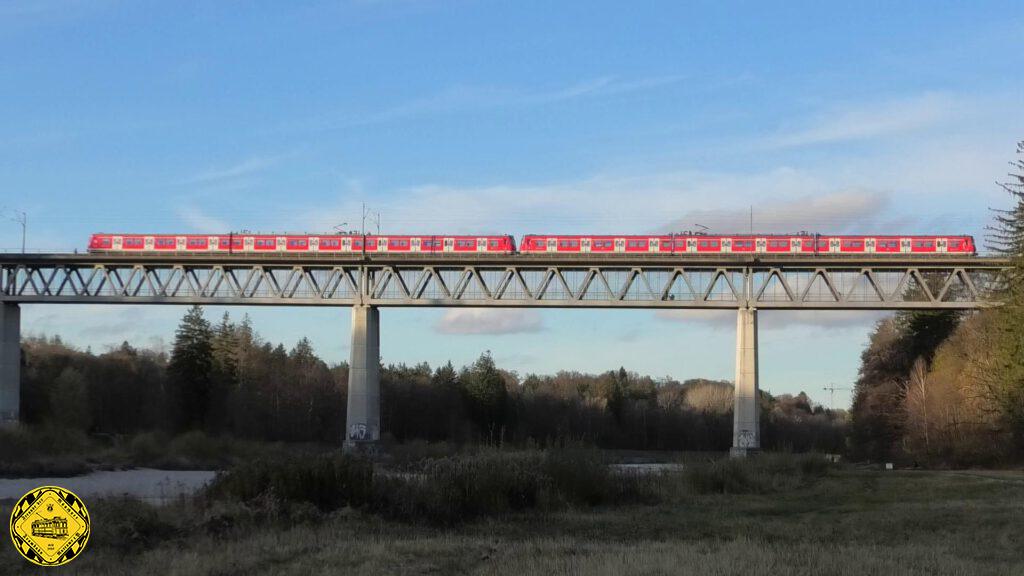 Die neue Brücke ist eine Fachwerkbrücke mit oben aufliegender Fahrbahn in rund 42 m Höhe. Pfeiler und Widerlager sind aus Stahlbeton. Ein breiter Rad- und Fußweg verläuft innerhalb der Fachwerkkonstruktion. Eine Variante des Radl-Rings um München führt über das Bauwerk.