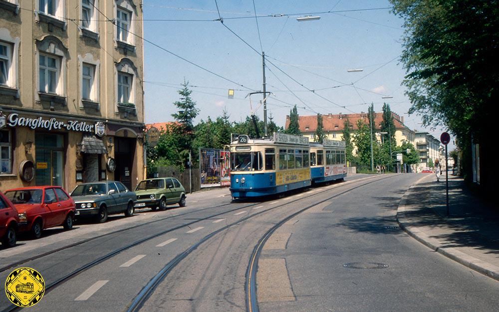Die Linie 26 Richtung Harras kommt gerade von der Ganghoferbrücke und schwenkt in die Pfeuferstraße ein.
