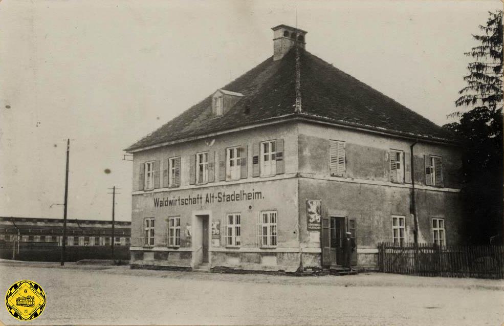 Die Stadelheimerstraße, später Ständlerstraße war damals ein Feldweg. Westlich über den Bahnübergang gab es eine beliebte Gaststätte. Links sieht man auf dem Bild von 1925 den Bahnübergang.
