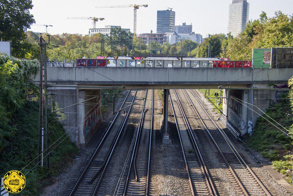 Die Ganghofer Brücke führt hier im Bild 2023 über die 4-gleisige Verbindung Hauptbahnhof - Ostbahnhof, die hier seit 1871 verbeiführt. Interessantes Detail: die Mittelstütze ist noch aus dem Jahr 1893 ebenso wie die Widerlager, der Brücken-Überbau wurde 1951 und nochmal 1975 erneuert.