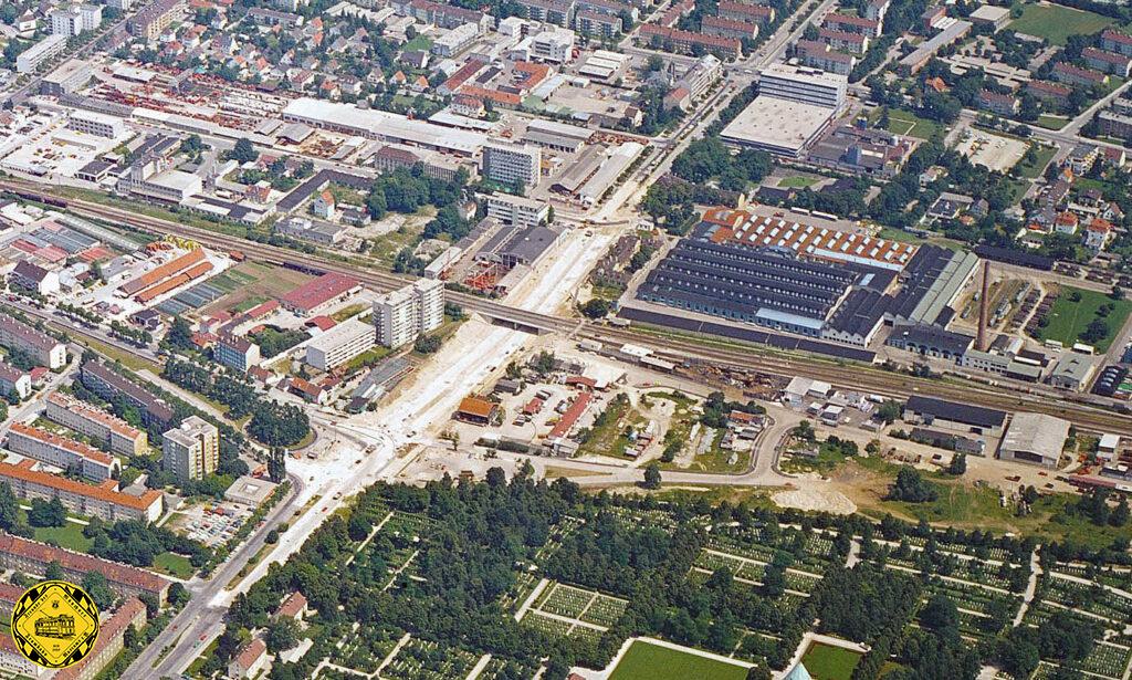 Das Luftbild aus dem Jahr 1975 zeigt die gerade vollendete Unterführung an der Ständlerstraße. 