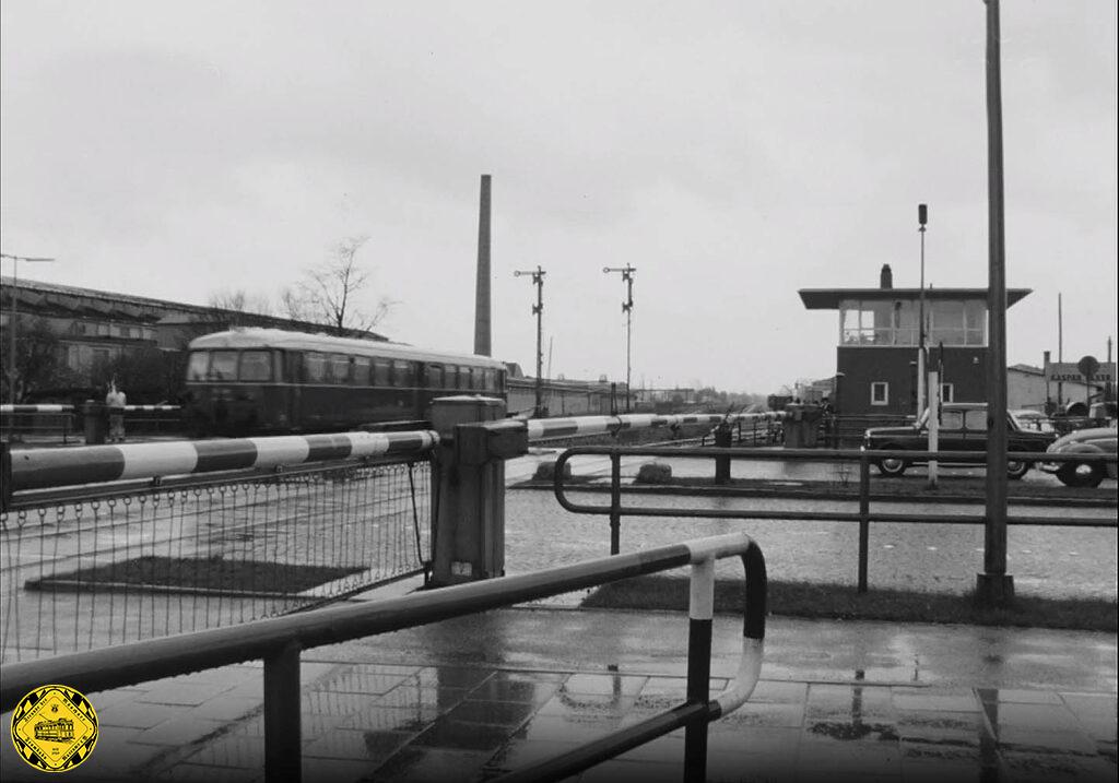 Die dreigleisige Bahnstrecke hier nach Deisenhofen war schwach befahren, ab und zu ein Güterzug und ein Schienenbus wie hier gerade.