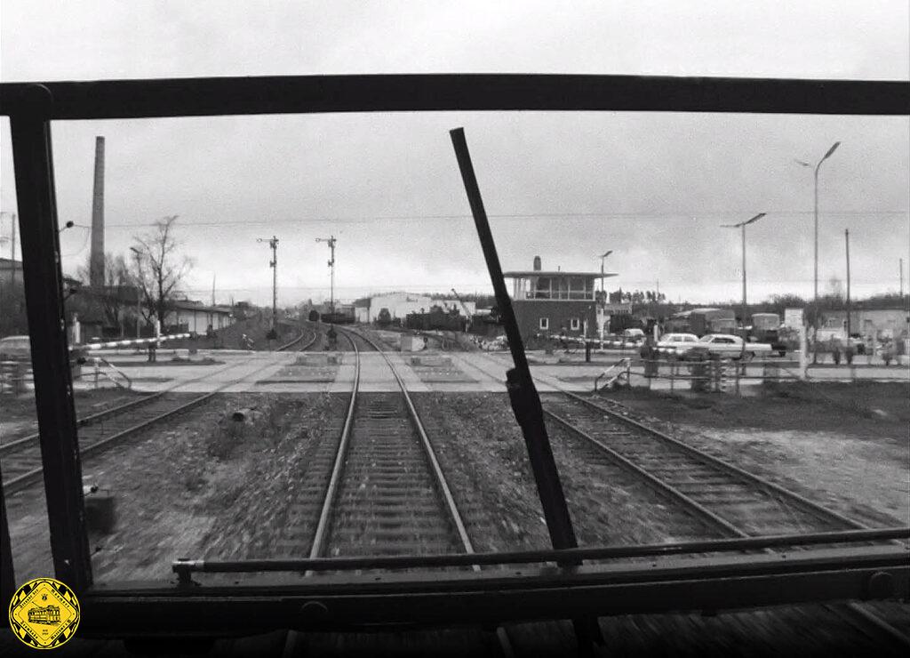 Wir sitzen bei diesem Bild im Führerstand eines Schienenbusses.