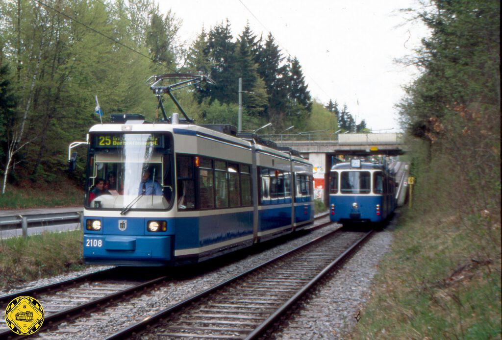 Trambahnbilder-Gallerie aus der Fotokiste von Klaus Onnich mit Triebwagen unter und bei dieser Brücke der Eisenbahn über die Staatsstraße und Trambahn nach Grünwald.