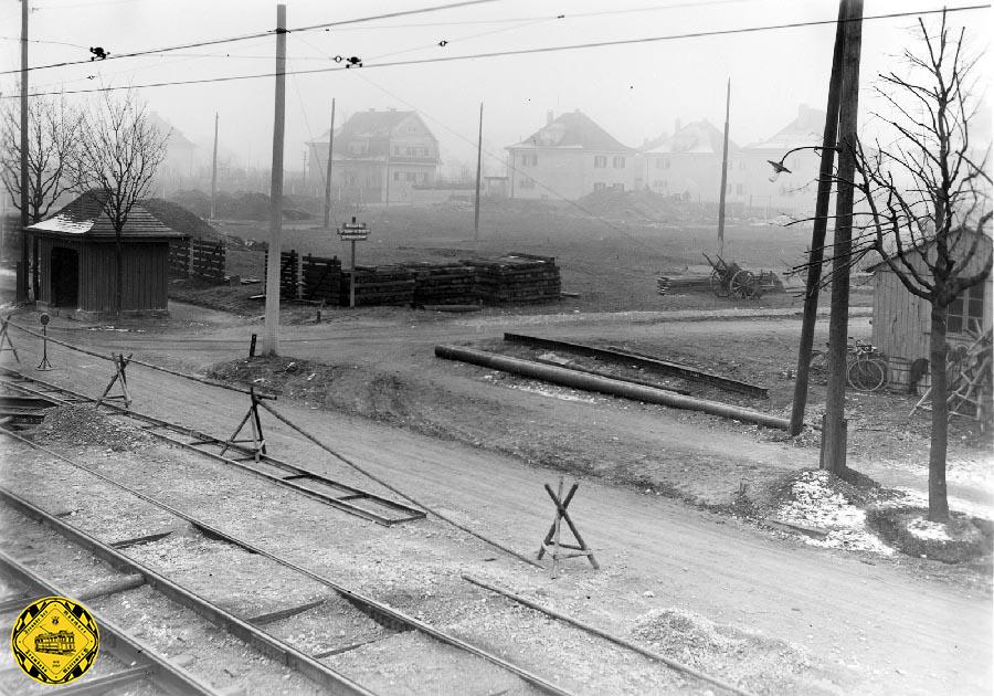 Zum Bau der Schleife wurde im Januar 1930 eine kleine Feld-Bahn entlang der Baustelle gelegt. Das Wartehäuschen wurde bereits zur Streckeneröffnung gebaut.