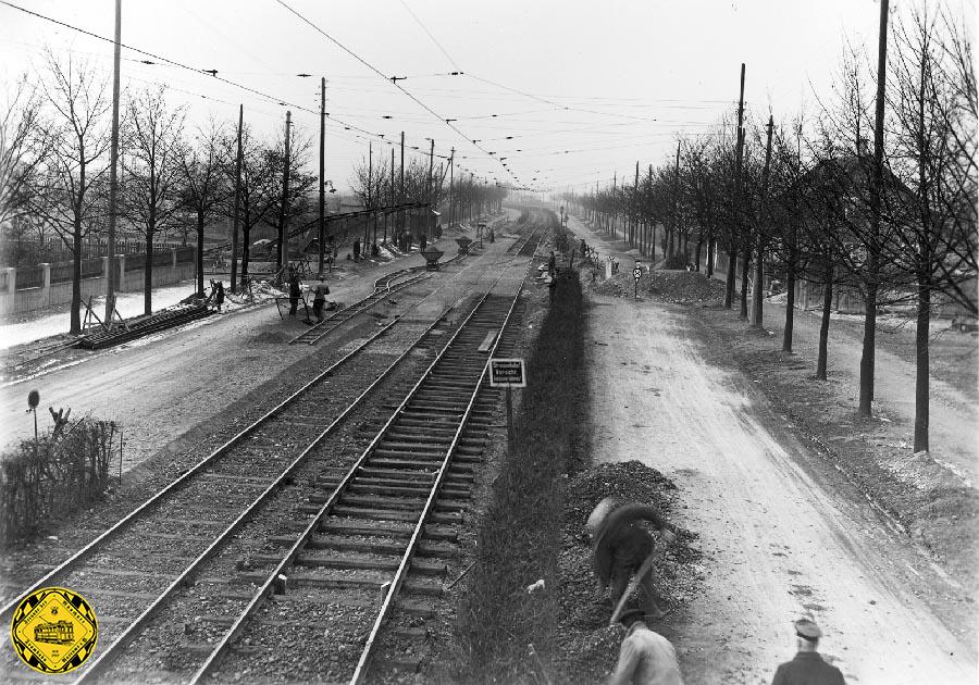 Blick am 8.April 1930 stadtauswärts: die Agnes-Bernauer-Straße ist zwar verkehrstechnisch fast ungenutzt, aber die Schienen liegen schon im eigenen Gleiskörper vom Autoverkehr separat.
