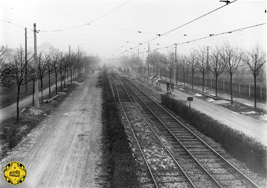 Blick am 8.April 1930 stadteinwärts: die ersten Weichen liegen schon zur Schleife. So eine Schleife baut man nicht einfach, es gab sehr viele Reibereien mit den Grundstücksbesitzern dieses Geländes.