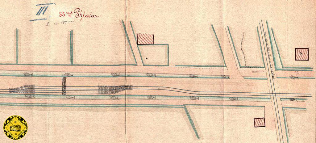 Die Kreuzung der Staatsbahnstrecke nach Landshut, die diese von der bayerischen Ostbahn übernommen hatte, stellte für die Techniker und Behörden große Herausforderungen dar. Zum einen musste eine technische Lösung für die Schienenlagen gefunden werden, zum anderen gab es bisher keine Vorschriften für die Kreuzung einer Dampftrambahn mit einer Hauptstrecke.