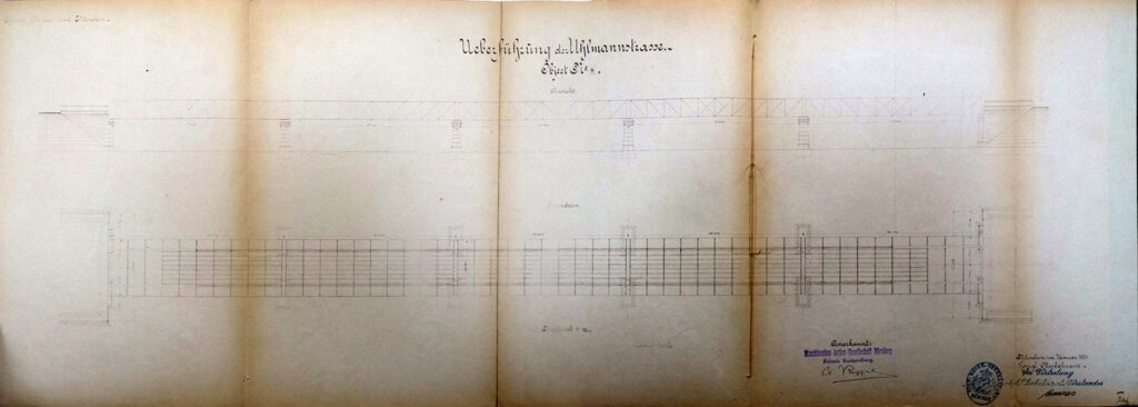 Diese Zeichnung aus dem Januar 1893 ist deckungsgleich mit der alten Hackerbrücke, zeigt aber die Brücke an der Uhlmannstraße. Die Brückenteile wurden an der Abrißstelle auf Bahnwagen geladen und zur Uhlmannstraße gezogen. Dort waren inzwischen die Brückenpfeiler gebaut worden und die Brückenelemente wurden wieder montiert. 