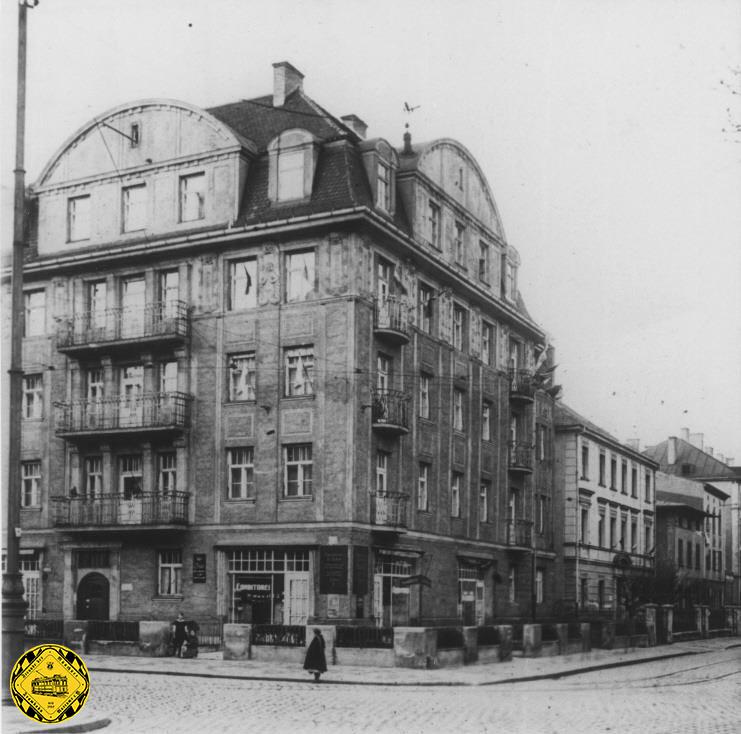 Das Portrait-Foto des Eckhauses Schwanthalerstraße mit der Hermann-Lingg-Straße zeigt auch die Schienen der ersten Wiesn-Schleife an dieser Straßenkreuzung.
