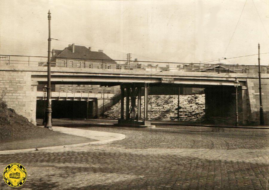 Am 3.Februar 1914 machte der Fotograf des städtischen Bauamts dieses Bild der Thalkirchnerstraße mit der Bahnunterführung