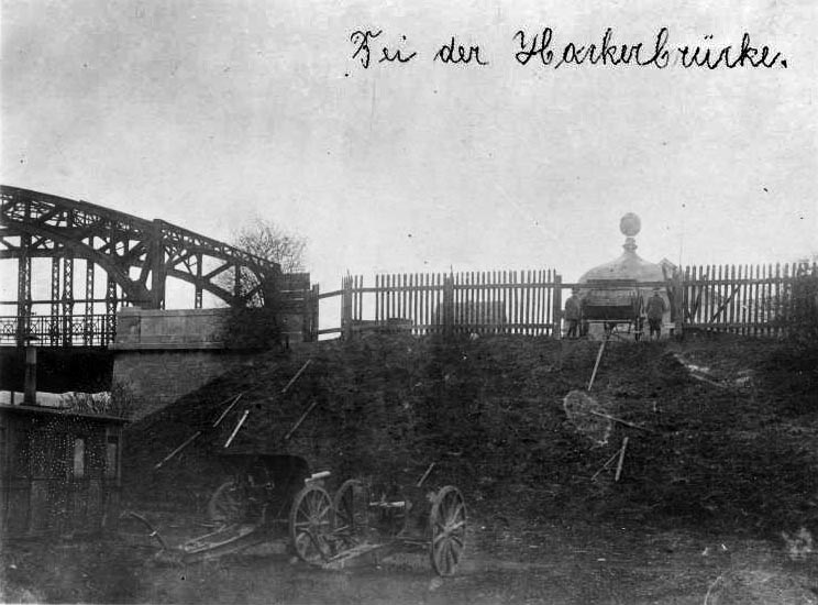 Wie immer in Kriegszeiten, so war auch die hackerbrücke 1919 mit einer Geschützstellung belagert.