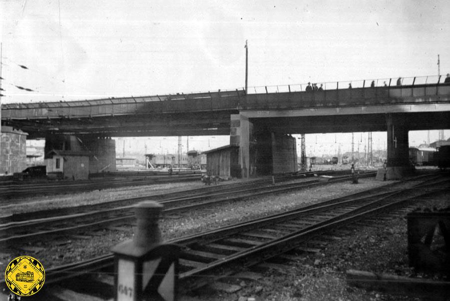 Die letzten Bilder von 19. 1935 der alten Hacker(Donnersberger-)brücke vor ihrem Abriss: hier sieht man den Übergang von der alten Brücke zur Betonbrücke.