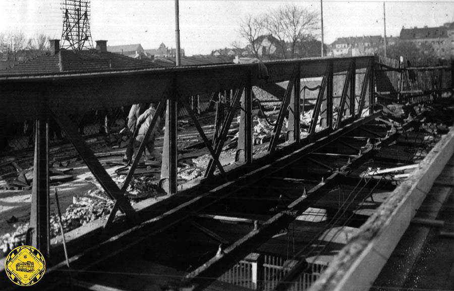 Am 19.Februar 1935 entstand dieses Bild beim Abbruch und der Verschrottung der alten Hackerbrücke an der Stelle der Donnersbergerbrücke.