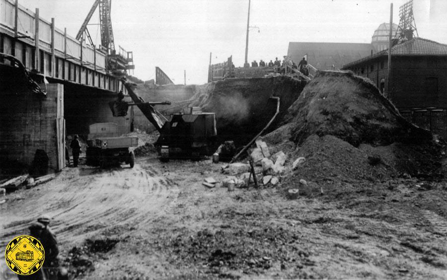 Die letzten Bilder von 19. 1935 der alten Hacker(Donnersberger-)brücke vor ihrem Abriss: hier sieht man den Übergang von der alten Brücke zur Betonbrücke.