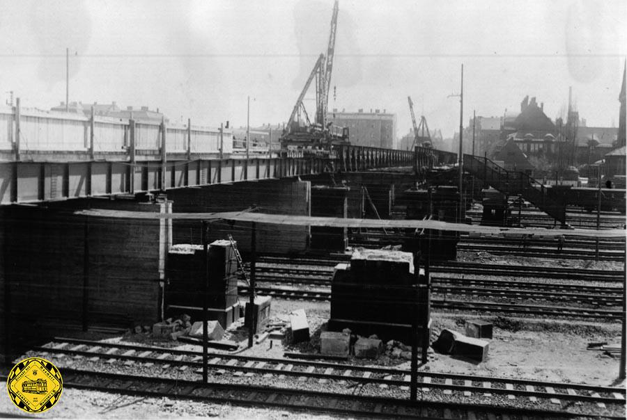 Am 3.Mai 1935 entstand dieses Foto der beiden Brücken nebeneinander: rechts noch die alte Brücke und die Pfeiler, die hinter der Demontage abgetragen werden.
