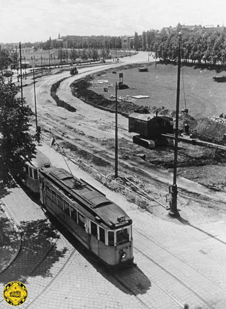 Die Schwanthalerhöhe und dahinter die Theresienhöhe sahen 1936 noch völlig anders aus. Im Hintergrund sieht man die alte Schießstätte. Allerdings wird gerade die Straße verbreitert und bald dann auch die Schienen geändert in die neue Straßenmitte verlegt und der Gleisplan abermals verändert.