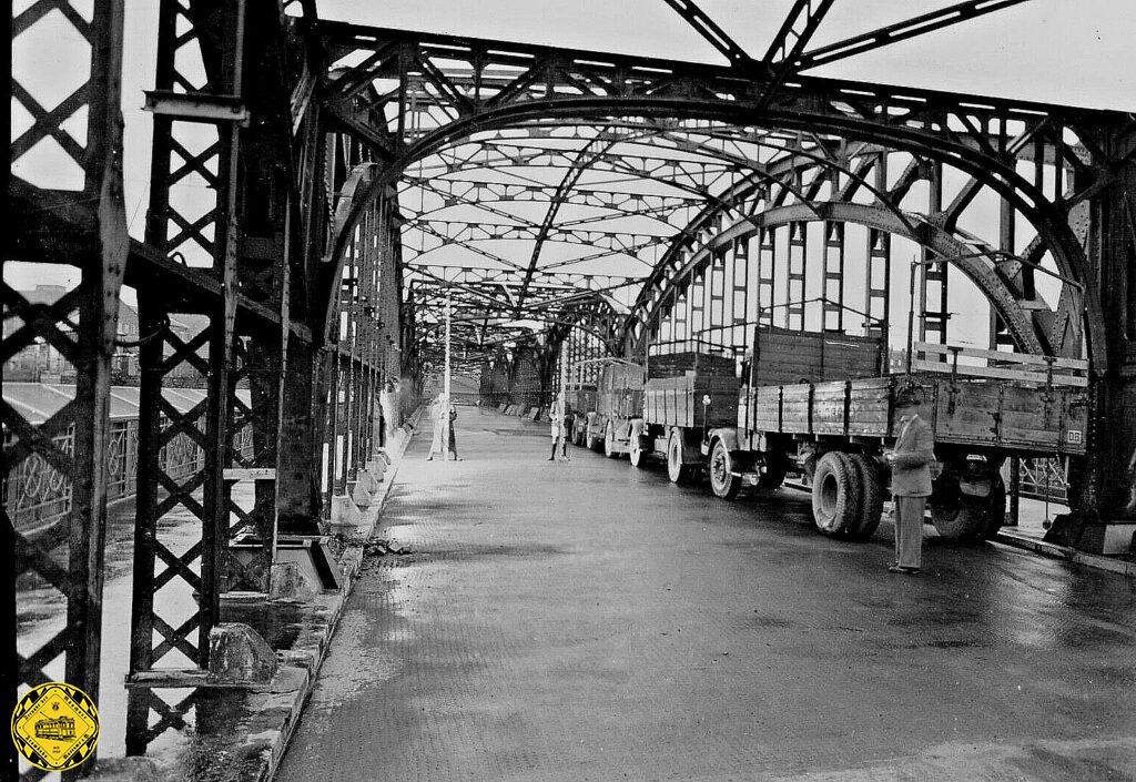 Ein seltenes Bild der Hackerbrücke vor dem 2.Weltkrieg: 1938 wird die Hackerbrücke nochmals genau vermessen, denn durch die gebogenen Querträger ist die lichte Durchfahrtshöhe für Lastwagen an den Seiten deutlich geringer.